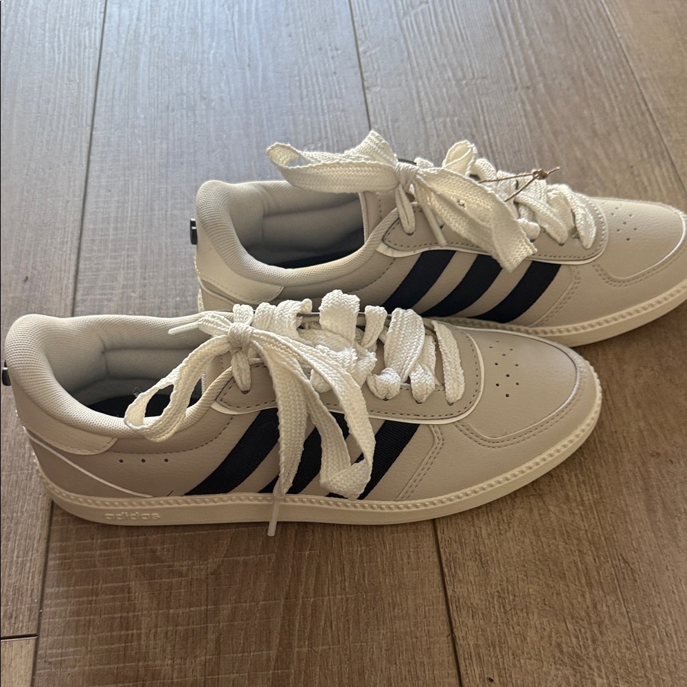 Adidas women’s  Cream and Black Striped Sneakers- size 8. Brand new. Cloudfoam